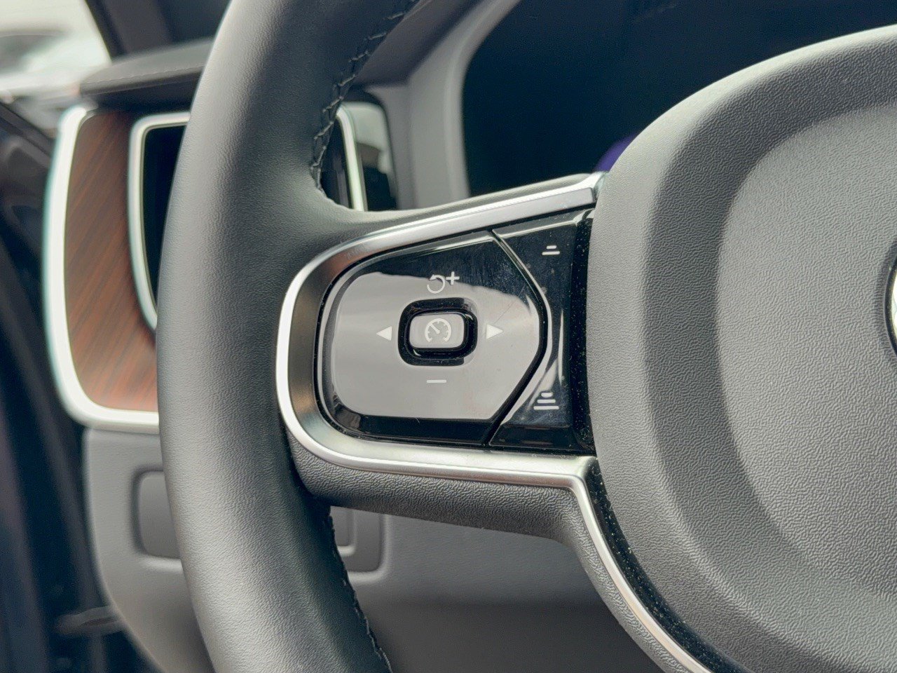 Certified 2024 Volvo XC60 T8 Ultimate w/ Protection Package Premier AWD/4WD image 18