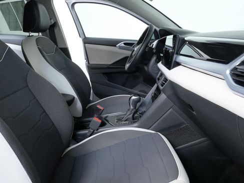 Certified 2025 Volkswagen Taos SE w/ Black Wheel Package FWD image 19