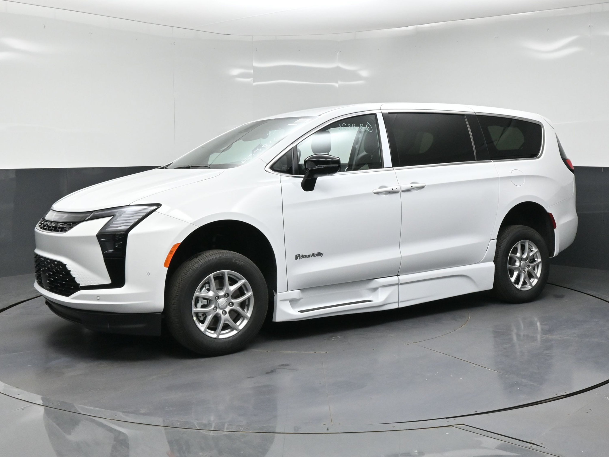 Used 2027 Chrysler Pacifica Select FWD image 3