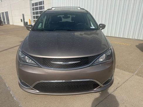 Used 2018 Chrysler Pacifica Touring-L image 3