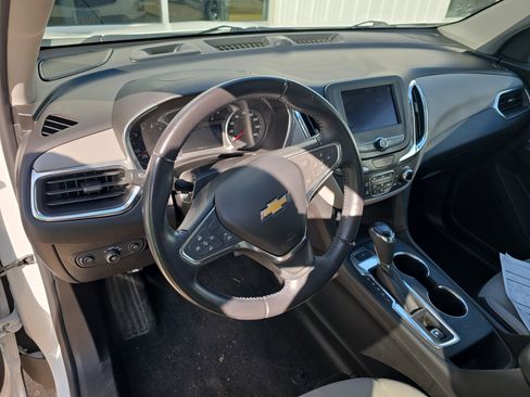 Used 2021 Chevrolet Equinox LT w/ Driver Convenience Package image 3