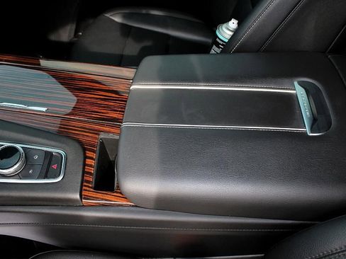 Used 2022 Cadillac Escalade Luxury image 24