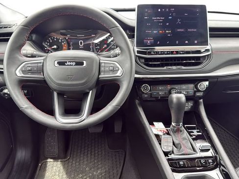 Used 2025 Jeep Compass Trailhawk AWD/4WD image 9