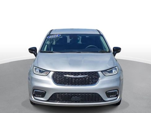 Used 2024 Chrysler Pacifica Touring-L FWD image 3