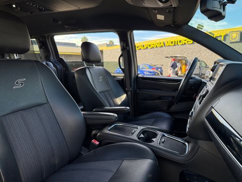 Used 2015 Chrysler Town & Country S w/ Driver Convenience Group image 21