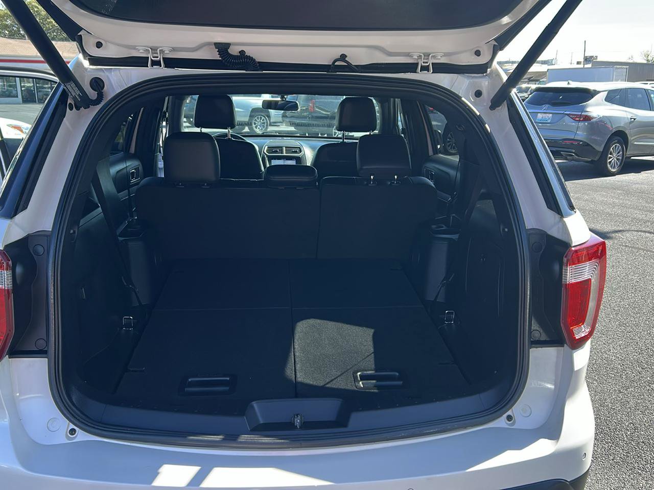 Used 2017 Ford Explorer XLT w/ Equipment Group 202A FWD image 13
