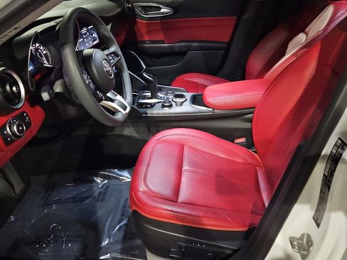 Used 2020 Alfa Romeo Giulia image 11