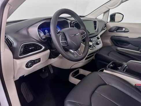 Used 2024 Chrysler Pacifica Touring-L image 9