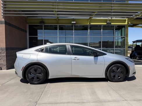 Used 2025 Toyota Prius Plug-In Hybrid FWD image 9