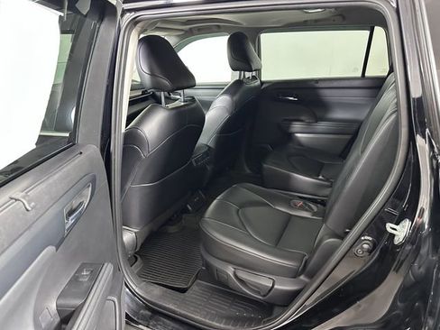 Used 2021 Toyota Highlander XLE AWD/4WD image 17