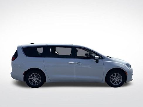 Used 2023 Chrysler Voyager LX FWD image 10