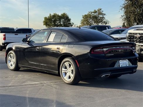 Used 2022 Dodge Charger SXT image 2