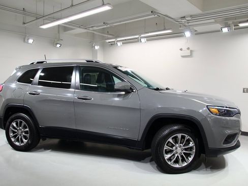 Used 2019 Jeep Cherokee Latitude Plus w/ Cold Weather Group image 9