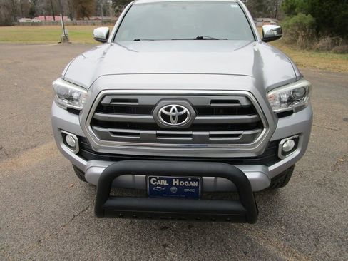 Used 2017 Toyota Tacoma Limited image 4