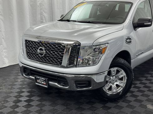 Used 2017 Nissan Titan SV image 3