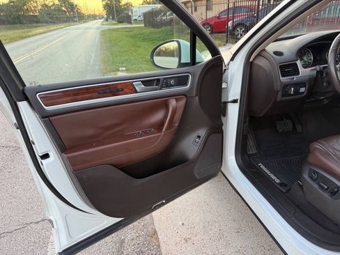 Used 2013 Volkswagen Touareg TDI AWD/4WD image 11