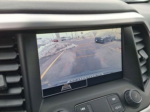 Used 2023 GMC Acadia SLE image 14