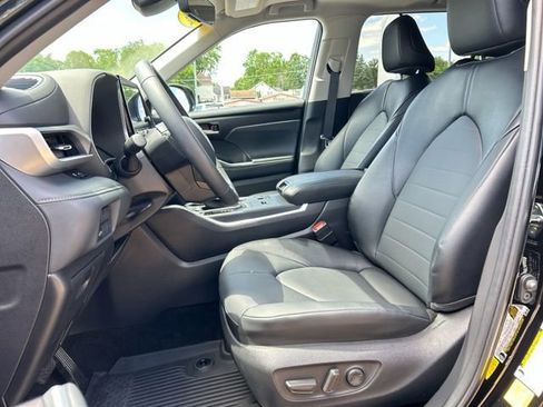 Used 2025 Toyota Highlander XLE AWD/4WD image 32