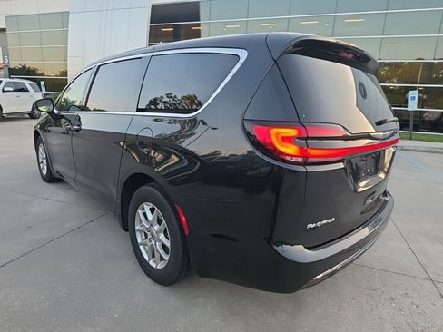 Used 2023 Chrysler Pacifica Touring-L FWD image 5
