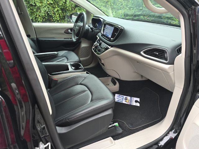 Used 2024 Chrysler Pacifica Touring-L FWD image 18