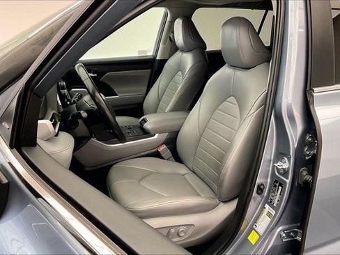 Used 2023 Toyota Highlander XLE AWD/4WD image 18