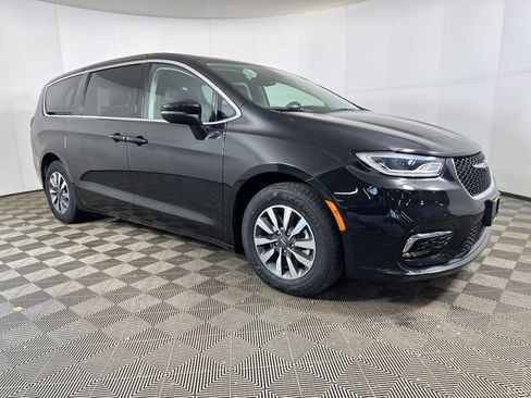 Used 2023 Chrysler Pacifica Touring-L image 2