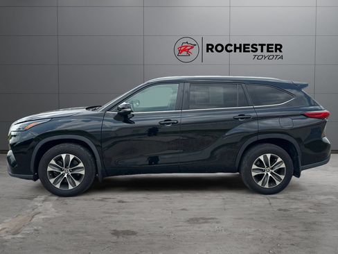Used 2023 Toyota Highlander XLE AWD/4WD image 2