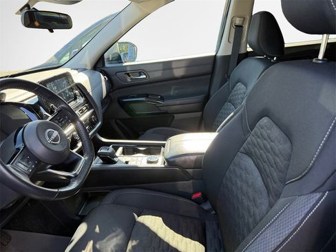 Used 2022 Nissan Pathfinder SV w/ SV Black Package image 11