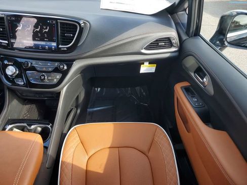 New 2026 Chrysler Pacifica Pinnacle FWD image 17