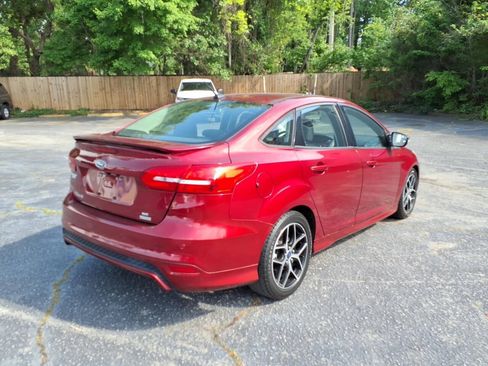 Used 2015 Ford Focus SE w/ SE Ecoboost Package FWD image 3