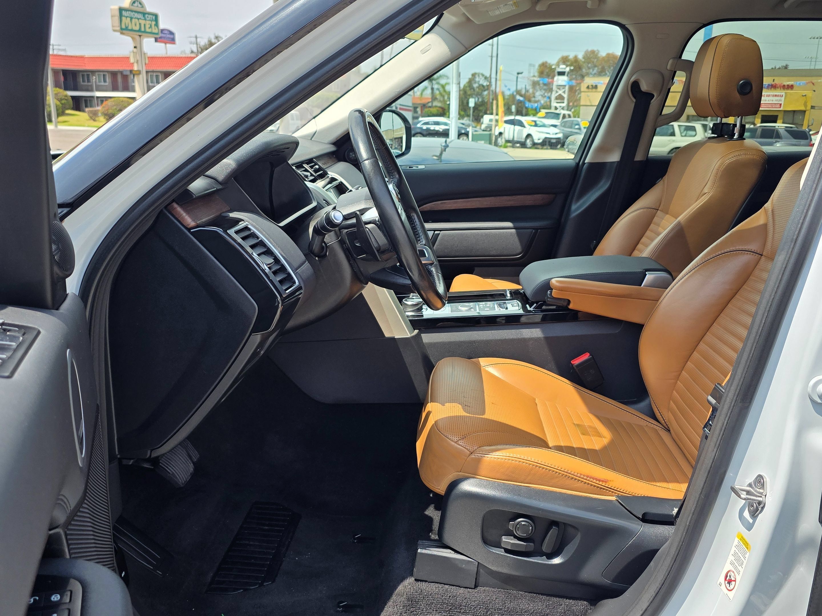 Used 2018 Land Rover Discovery HSE AWD/4WD image 17