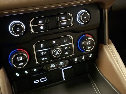 Used 2023 Chevrolet Suburban High Country AWD/4WD image 19