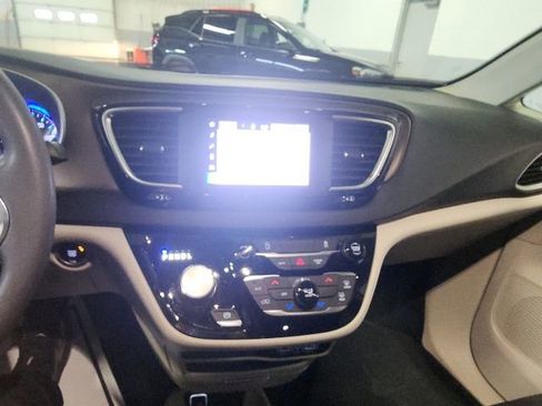 Used 2022 Chrysler Voyager LX image 30