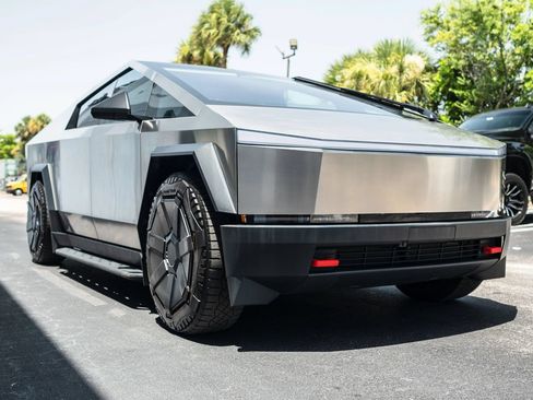 Used 2024 Tesla Cybertruck AWD Crew Cab image 2