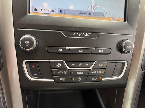 Used 2019 Ford Fusion SE FWD image 21