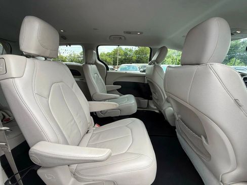 Used 2017 Chrysler Pacifica Touring-L w/ Tire & Wheel Group image 56