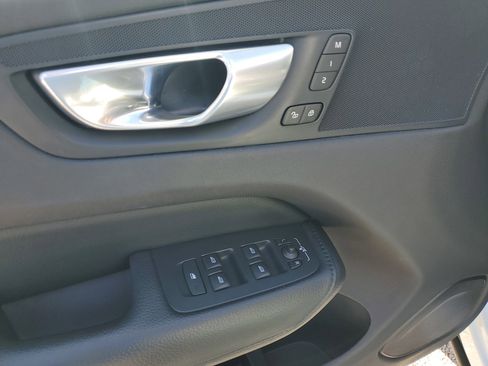 Used 2018 Volvo XC60 T6 Momentum w/ Advanced Package image 15