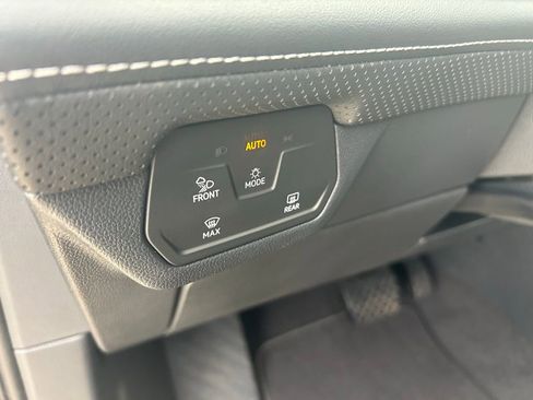 Certified 2024 Volkswagen Atlas Cross Sport SE image 55