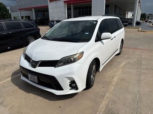 Used 2018 Toyota Sienna SE FWD image 3