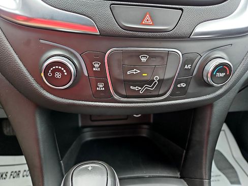 Used 2021 Chevrolet Equinox LT image 24