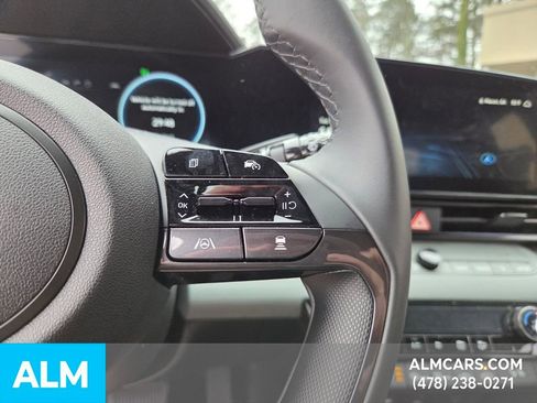 Used 2025 Hyundai Elantra Limited image 25