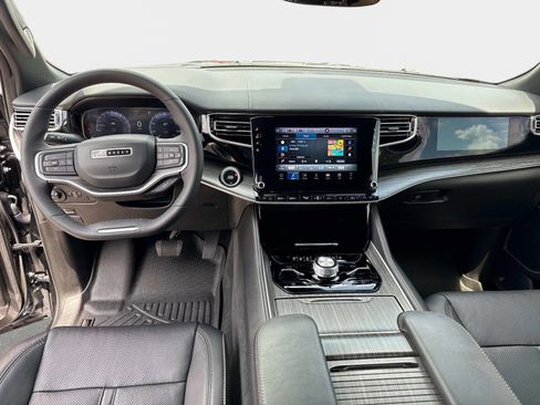 Used 2024 Jeep Wagoneer L Series III w/ Flexible Seating Group AWD/4WD image 18