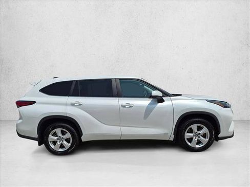 Used 2023 Toyota Highlander LE AWD/4WD image 4