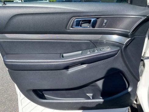 Used 2018 Ford Explorer XLT w/ Equipment Group 202A AWD/4WD image 11