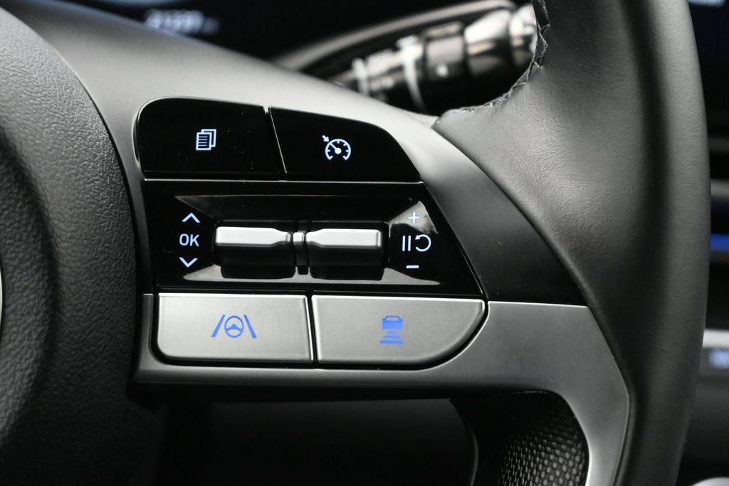 Used 2022 Hyundai Elantra Limited FWD image 9