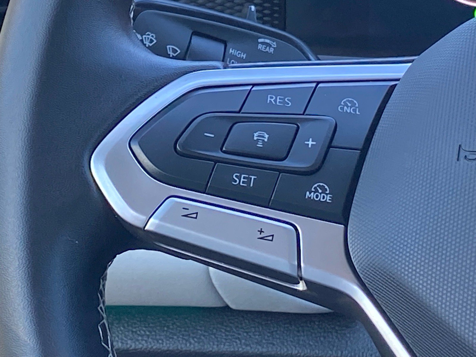 Certified 2026 Volkswagen Tiguan SE FWD image 7