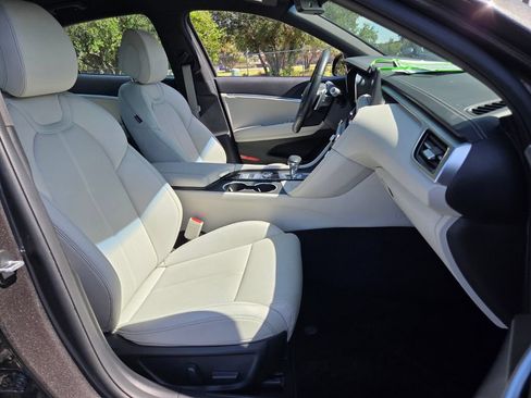 Used 2025 Genesis G70 2.5T RWD image 17