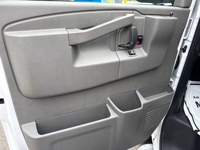 Used 2025 Chevrolet Express 2500 w/ Driver Convenience Package RWD image 7