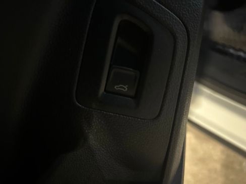 Used 2021 Volkswagen Atlas Cross Sport SE w/ Panoramic Sunroof Package image 50