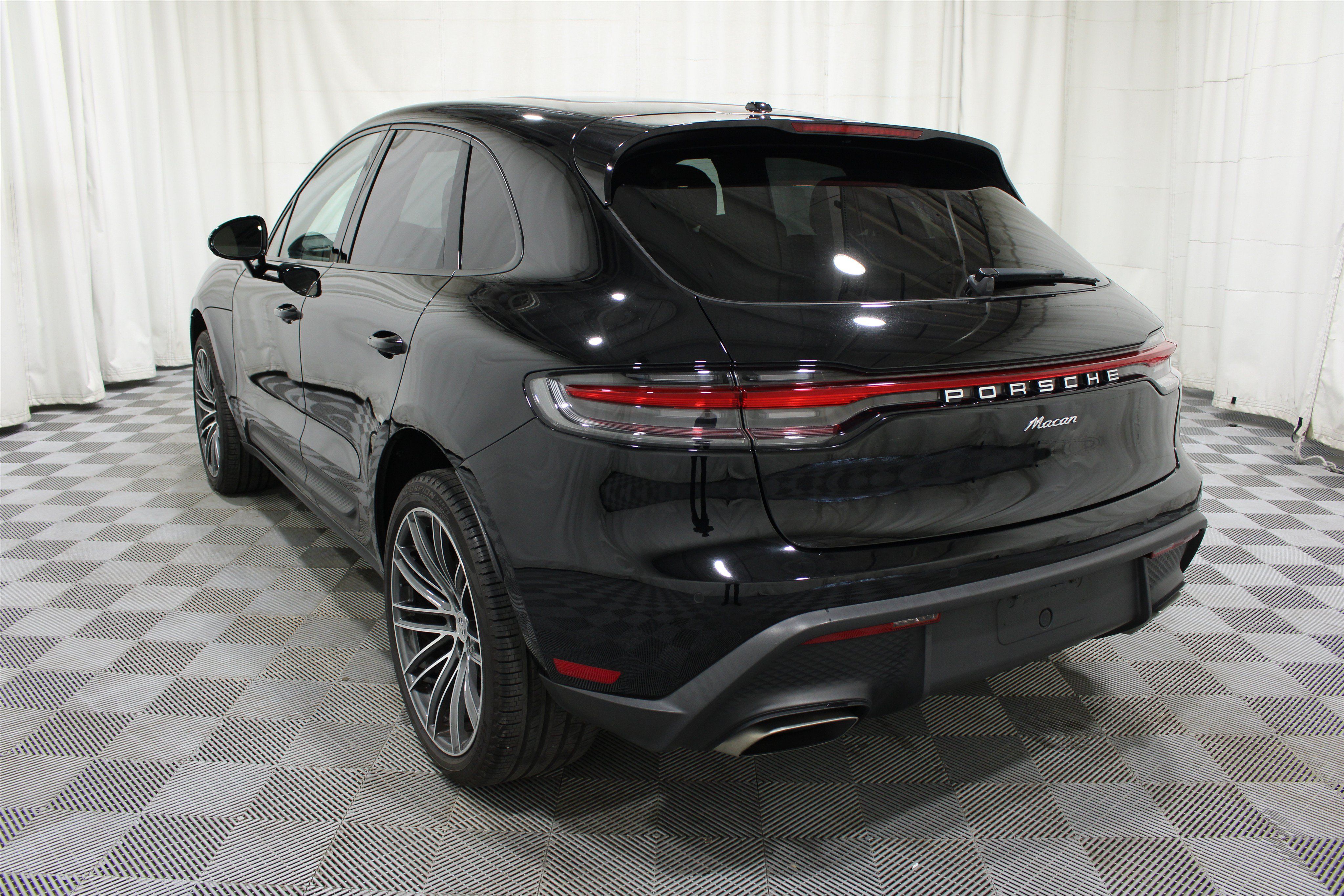 Used 2024 Porsche Macan AWD/4WD image 31